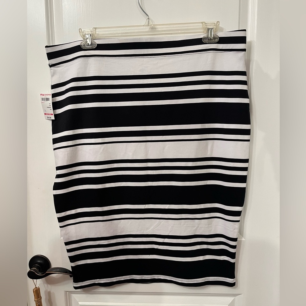 NWT Black and White Pencil Skirt, Size 1X - Picture 2 of 5